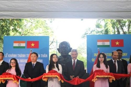 Khánh thành tượng lãnh tụ Mahatma Gandhi tại trung tâm TPHCM