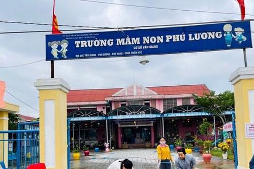 TT-Huế: Giáo viên tất bật dọn bùn, tổng vệ sinh trường lớp sau lũ đón học sinh trở lại