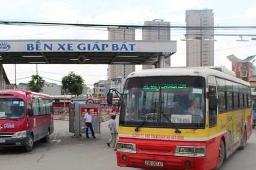 Khách đi xe buýt ở Hà Nội tăng cao