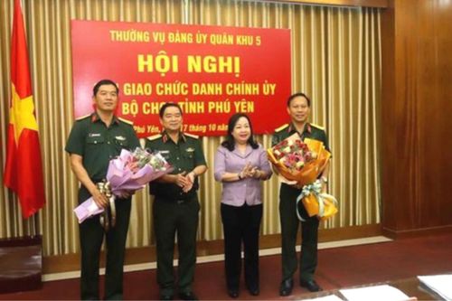 Quân khu 5 bàn giao chức danh Chính ủy Bộ Chỉ huy Quân sự tỉnh Phú Yên
