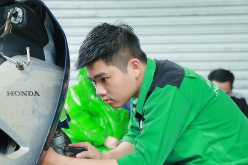 Sinh viên Đà Nẵng mở tiệm sửa xe sau mưa lũ, lệ phí là nụ cười