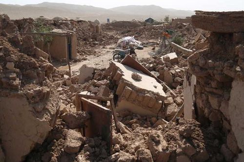 Nhà cửa tại Afghanistan bị san phẳng sau khi liên tiếp hứng chịu động đất