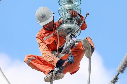 Thợ điện chênh vênh trên cao lắp đặt hệ thống điện lưới quốc gia