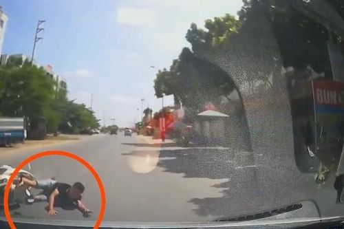 Phóng nhanh phanh gấp, người đàn ông đi xe máy ngã văng vào gầm ô tô con