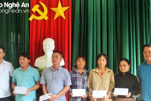 Quỹ Nhân đạo nghề cá Việt Nam hỗ trợ 25 triệu đồng cho 5 ngư dân bị cháy tàu tại Quỳnh Lưu
