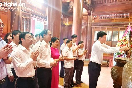 Văn phòng Tỉnh ủy Nghệ An dâng hoa, dâng hương tưởng niệm Chủ tịch Hồ Chí Minh