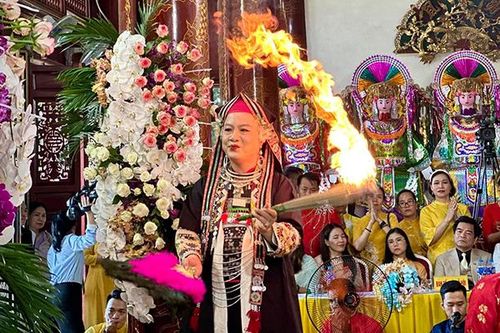 Yên Bái: Trình diễn nghệ thuật hầu đồng tại đền Đông Cuông
