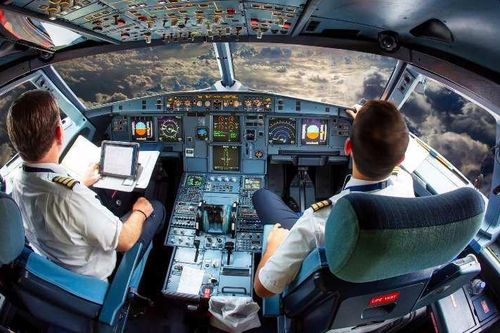 Phi công tiết lộ hoạt động trong buồng lái trên các chuyến bay đường dài