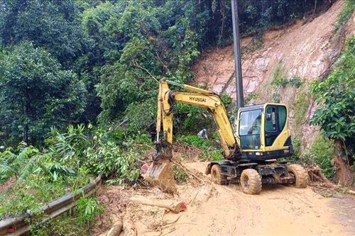 Đà Nẵng: Khẩn trương khắc phục hạ tầng giao thông bị hư hại do ngập lụt
