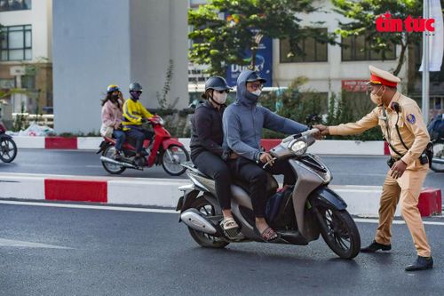 Công an TP Hà Nội xử phạt hàng loạt xe máy cố tình đi lên đường Vành đai 2