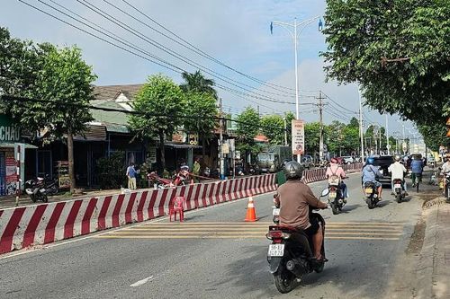Bình Dương: Điều tra vụ 3 nam thanh niên đi xe máy lao vào cột đèn và tử vong