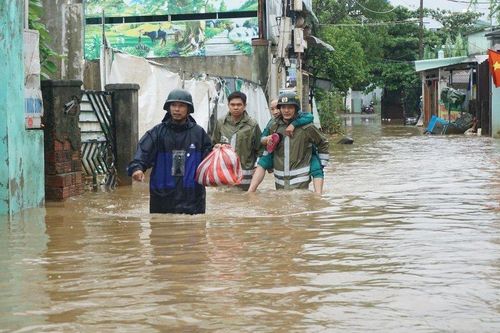 Đà Nẵng: Người dân sơ tán khỏi rốn ngập lần 2, học sinh được nghỉ học