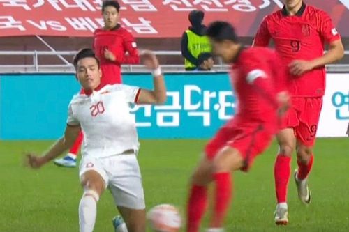 Bùi Hoàng Việt Anh nhận thẻ đỏ oan trong trận thua 0-6 trước Hàn Quốc?