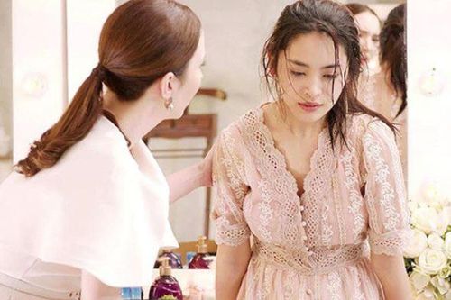 Bàng hoàng phát hiện ra cuốn nhật ký giấu kín của chị dâu, tội vội vàng chụp lại và gửi cho anh trai để cứu vãn cuộc hôn nhân của anh chị