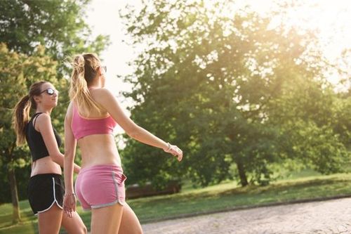 Có một kiểu đi bộ trông buồn cười nhưng giúp giảm cân hiệu quả, ai làm được hưởng vô vàn lợi ích