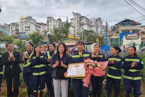 Đà Lạt khen thưởng nữ công nhân môi trường trả lại tài sản lớn cho du khách