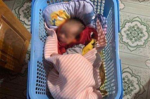 Một em bé sơ sinh bị bỏ rơi bên đường, xót xa nội dung bức thư tay để lại
