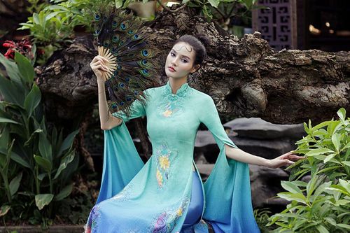 Học trò Hương Giang 'lột xác' ngoạn mục trong loạt ảnh áo dài