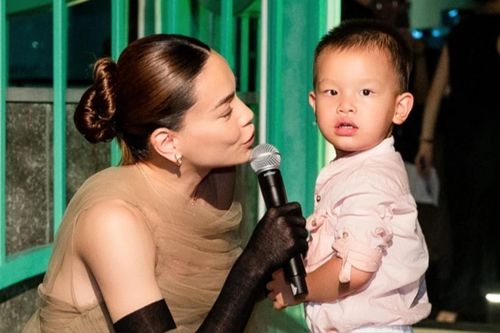 Bé Leon chuẩn 'fan cứng' Hồ Ngọc Hà, hát bài mới của mẹ không trật nhịp nào!