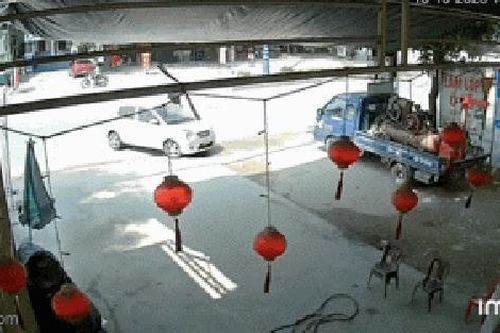 Ô tô quay đầu lao qua dải phân cách, đâm vào nhà dân khiến cả phố kinh hãi
