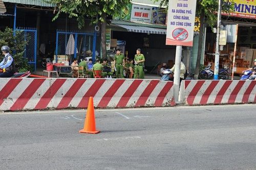 Bình Dương: 3 người trên một xe máy tử vong sau va chạm với cột đèn