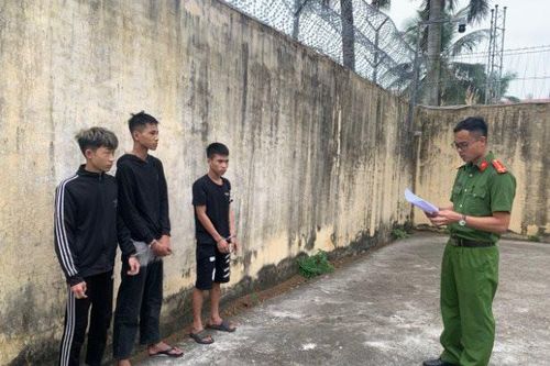 Thiếu tiền xài, rủ nhau đi cướp của người nước ngoài