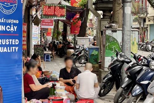 Hà Nội: Tình trạng lấn chiếm vỉa hè diễn ra trên nhiều tuyến phố