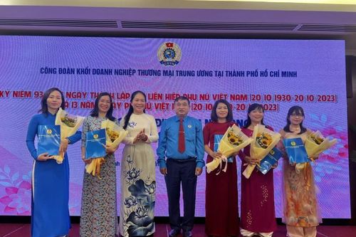 Phụ nữ thời đại 4.0 với việc ứng xử trên mạng xã hội
