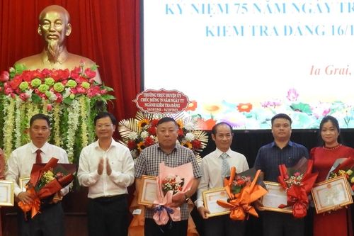 Ia Grai khen thưởng 16 tập thể và cá nhân có thành tích xuất sắc trong công tác kiểm tra Đảng