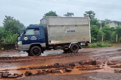 Người dân xã Trang khổ sở vì đường xuống cấp
