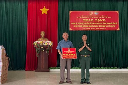 Trao nhà 'Nghĩa tình đồng đội' và 10.000 tập vở tại xã Chư Đang Ya