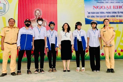 Tuyên truyền pháp luật về giao thông cho giáo viên và học sinh Trường THPT Mạc Đĩnh Chi