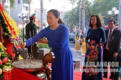 Đoàn đại biểu thành phố Lạng Sơn dâng hương kỷ niệm 73 năm Ngày giải phóng Lạng Sơn và 21 năm Ngày thành lập thành phố Lạng Sơn