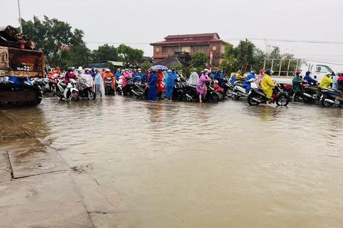 Mưa trắng trời, miền Trung triển khai hàng loạt biện pháp khẩn để ứng phó