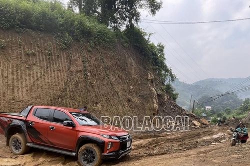 Đường vào xã Nậm Chạc chậm tiến độ, người dân gặp nhiều khó khăn