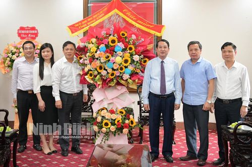 Lãnh đạo tỉnh thăm, chúc mừng nhân Ngày truyền thống Văn phòng cấp ủy