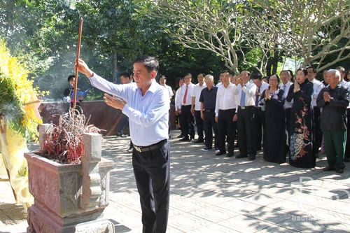 Đồng chí Trần Cẩm Tú dâng hương tại Di tích nơi thành lập Ủy ban Kiểm tra Trung ương