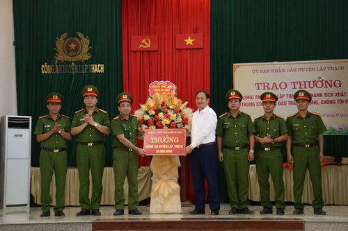 Vĩnh Phúc: Thưởng 'nóng' Công an huyện Lập Thạch về thành tích đấu tranh phòng, chống tội phạm