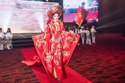 Áo dài Việt Nam khoe sắc tại Malaysia