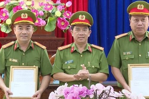 Khen thưởng các tập thể có thành tích xuất sắc trong đấu tranh tội phạm