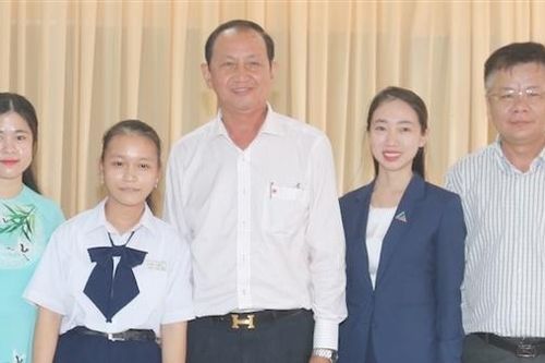 Trao học bổng, tặng quà cho nữ sinh bán vé số