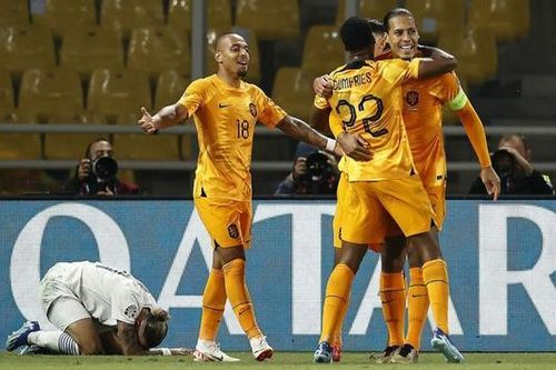 Van Dijk giúp Hà Lan thoát thua phút chót