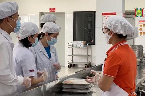 Kiểm tra chất lượng bếp ăn trường Tiểu học Thành Công B