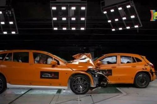Mercedes thử nghiệm va chạm hai xe điện