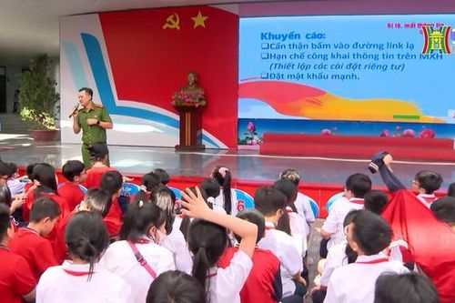 Học sinh học kỹ năng an toàn trên không gian mạng