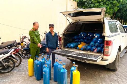 Bắt giữ ô tô chở 60 bình khí cười không có hóa đơn chứng từ