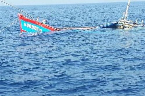 Tàu câu mực bị lốc xoáy đánh chìm, 14 ngư dân mất tích