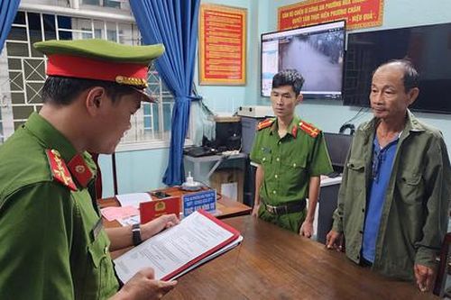 Tạm giam cựu cán bộ Cảng vụ hàng không lừa 'chạy' việc vào sân bay