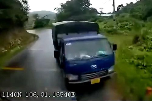 Tài xế mất kiểm soát, xe tải tông trực diện vào ô tô chạy ngược chiều