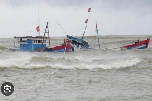 Sóng đánh chìm tàu cá Quảng Nam, một ngư dân mất tích